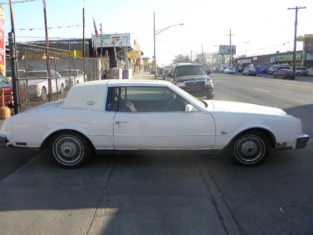 Buick Riviera 1983 photo 2