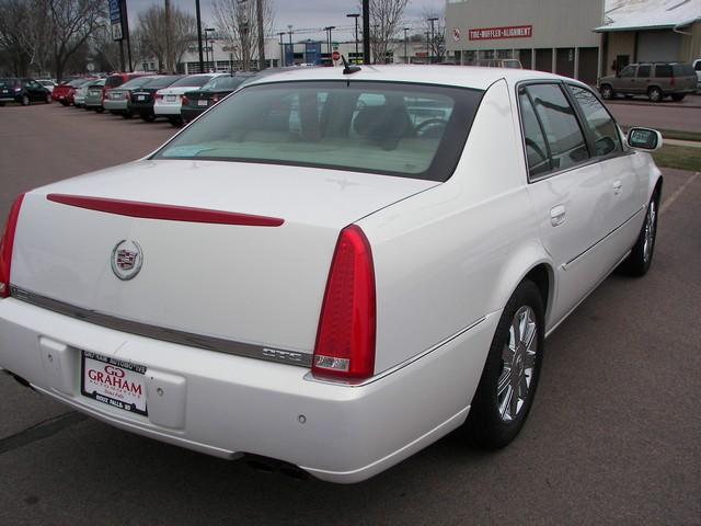 Cadillac DTS 2006 photo 2