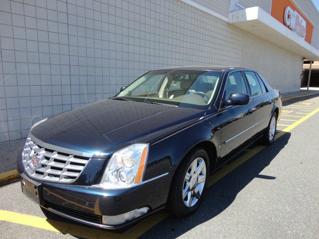 Cadillac DTS 4dr Sdn Auto Base Sedan