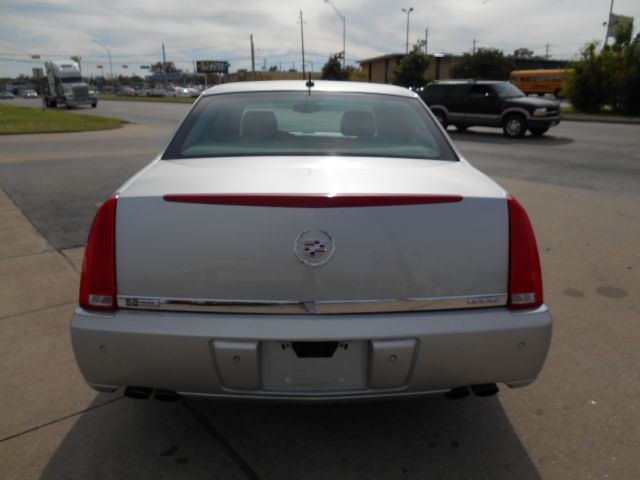 Cadillac DTS 2006 photo 2