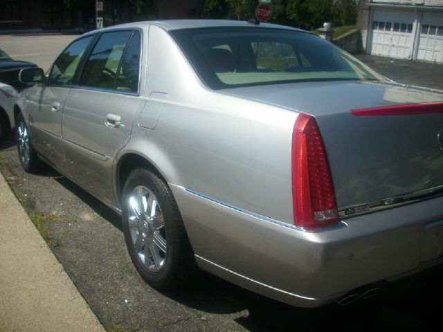 Cadillac DTS Unknown Sedan