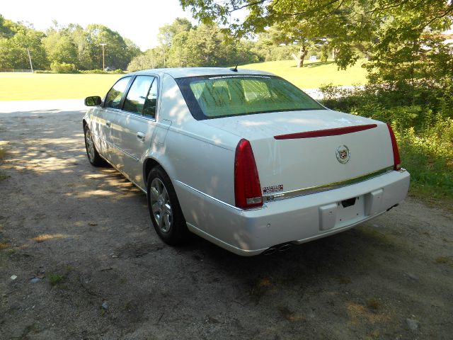 Cadillac DTS SE R Sedan