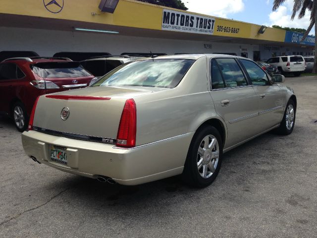 Cadillac DTS SE R Sedan