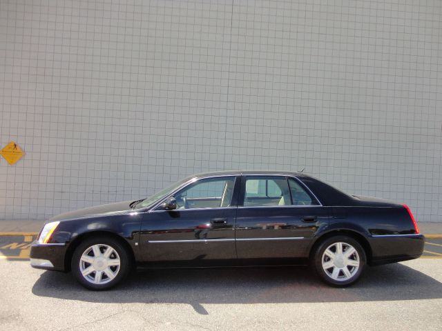 Cadillac DTS 4dr Sdn Auto Base Sedan