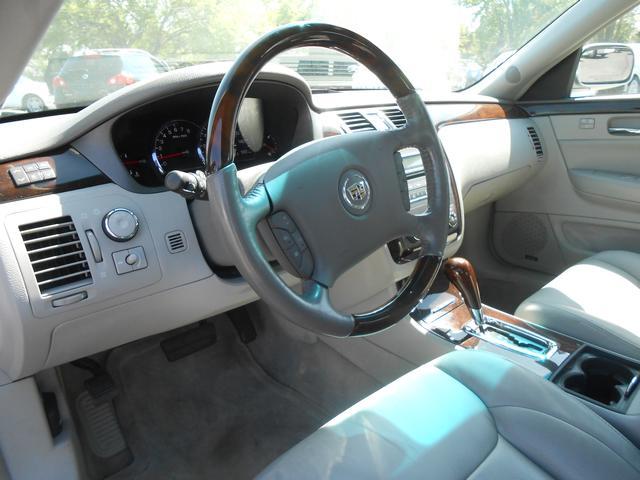 Cadillac DTS 2008 photo 2