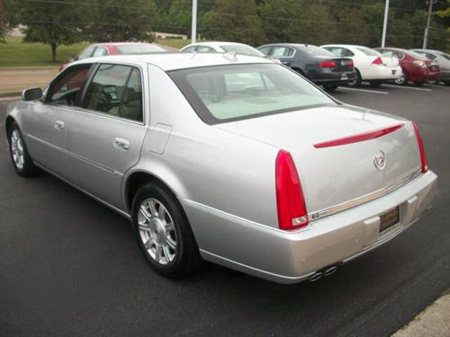 Cadillac DTS 2009 photo 2