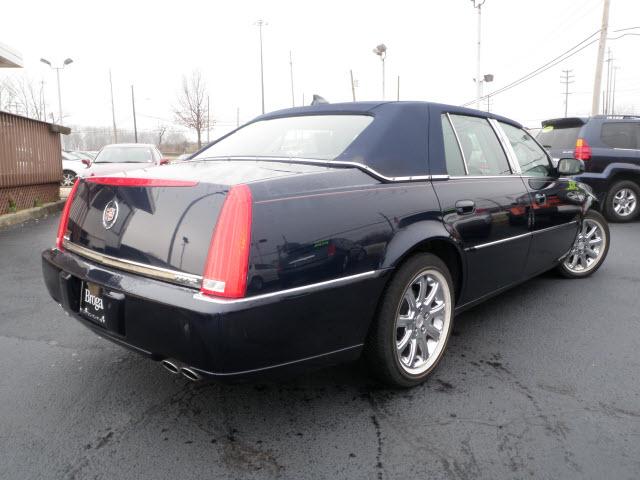 Cadillac DTS 2009 photo 2