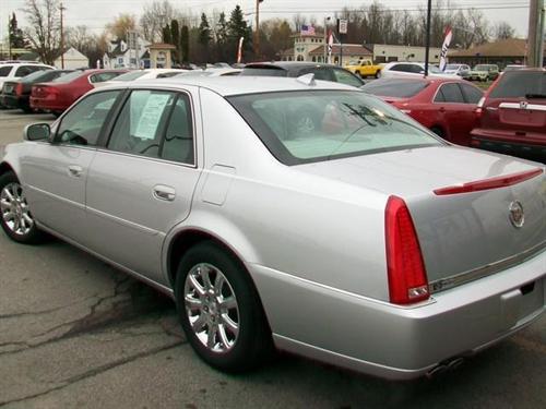 Cadillac DTS 2009 photo 2