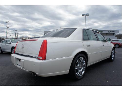 Cadillac DTS 2009 photo 1