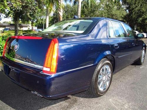 Cadillac DTS 2009 photo 2