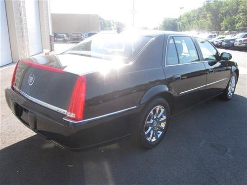 Cadillac DTS 2009 photo 1