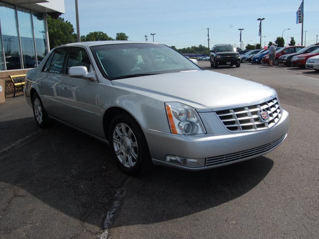 Cadillac DTS 2010 photo 1