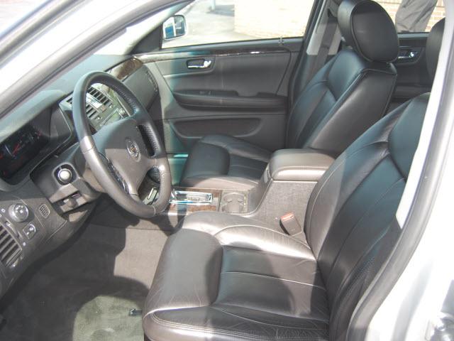 Cadillac DTS 2010 photo 2