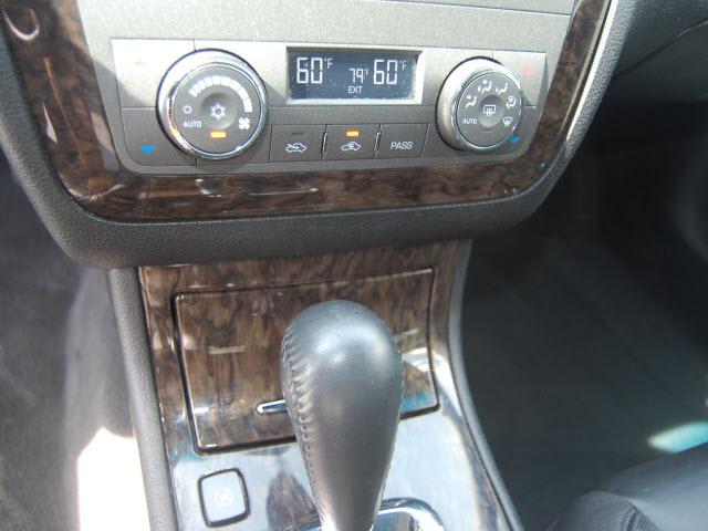 Cadillac DTS 2010 photo 3