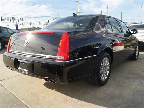 Cadillac DTS 2010 photo 2