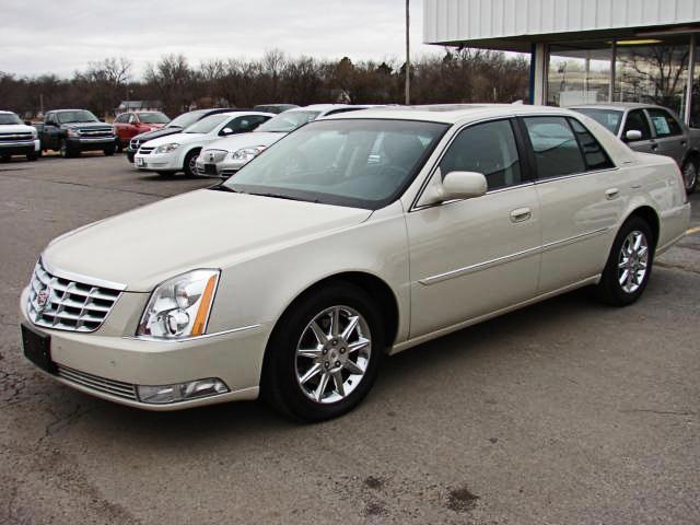 Cadillac DTS Unknown Sedan