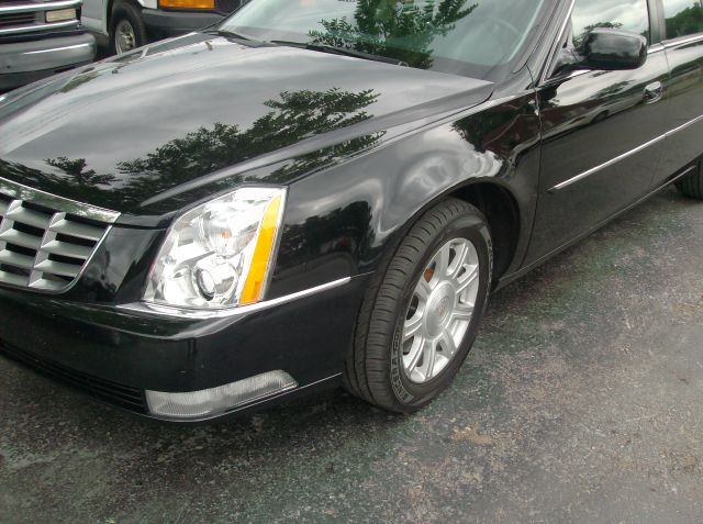 Cadillac DTS 2010 photo 2