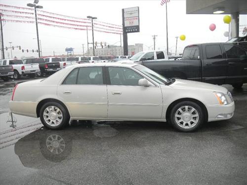 Cadillac DTS 2010 photo 3