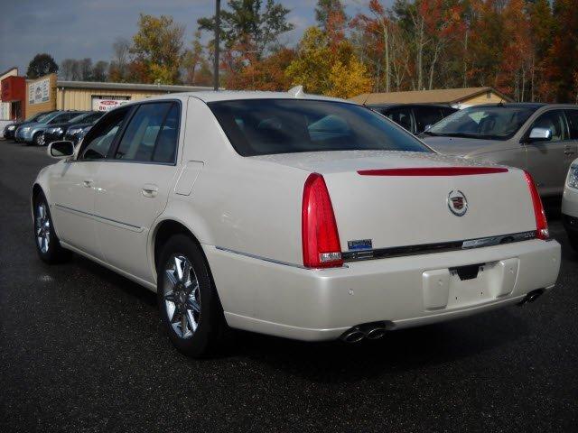 Cadillac DTS 2010 photo 1