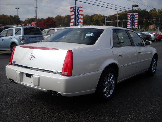 Cadillac DTS 2010 photo 2