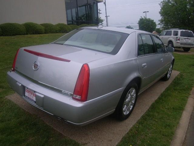 Cadillac DTS 2010 photo 2