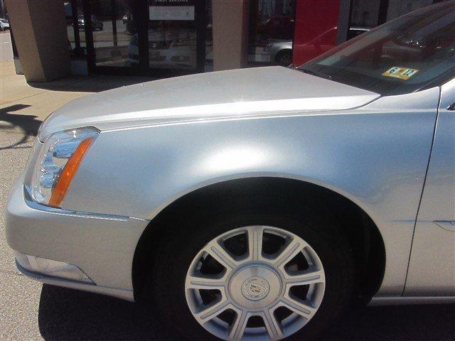 Cadillac DTS 2010 photo 2