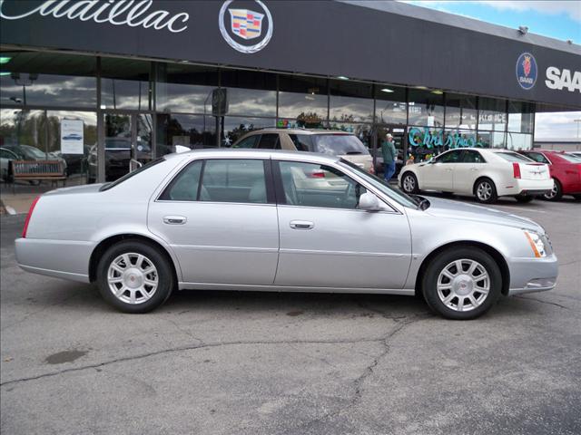 Cadillac DTS 2010 photo 1