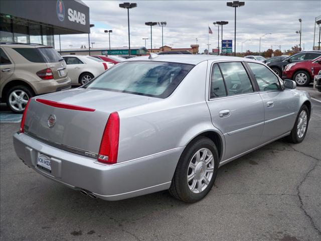 Cadillac DTS Unknown Sedan