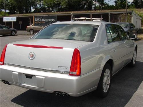 Cadillac DTS 2010 photo 2