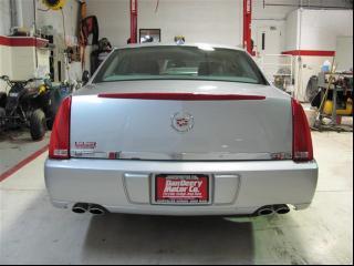 Cadillac DTS 2010 photo 1