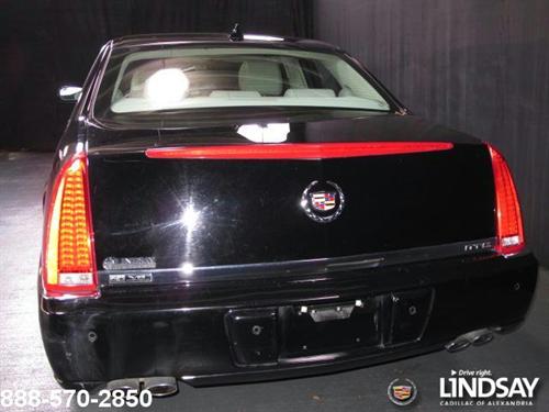 Cadillac DTS 2010 photo 2