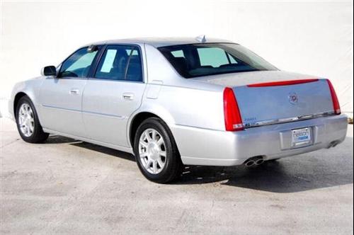 Cadillac DTS 2010 photo 1