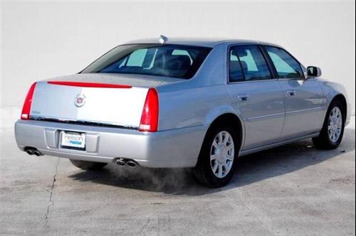 Cadillac DTS 2010 photo 2