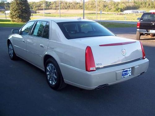 Cadillac DTS 2010 photo 1