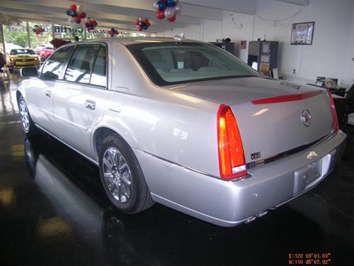 Cadillac DTS 2010 photo 2