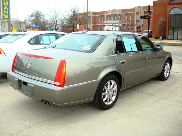 Cadillac DTS 2010 photo 1