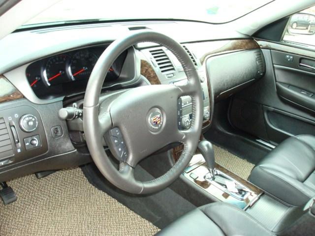 Cadillac DTS 2010 photo 2