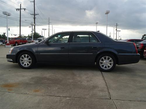 Cadillac DTS 2010 photo 1