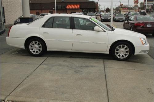 Cadillac DTS 2010 photo 1