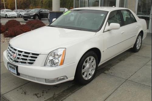 Cadillac DTS 2010 photo 2