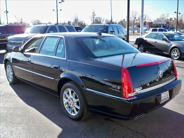 Cadillac DTS 2010 photo 2