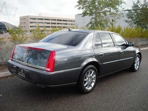 Cadillac DTS 2010 photo 1