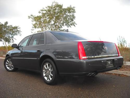 Cadillac DTS 2010 photo 2