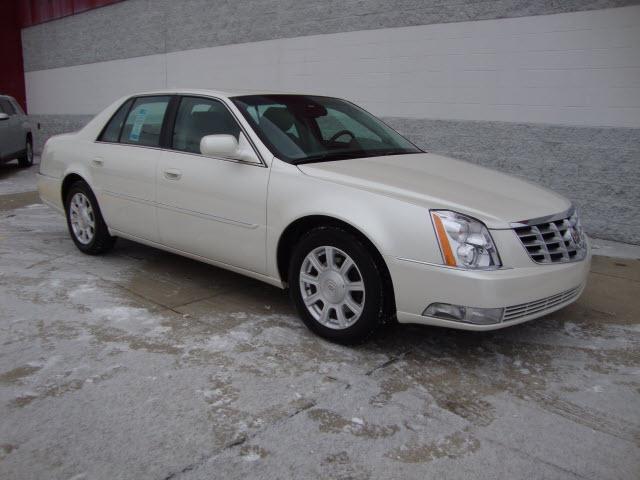 Cadillac DTS Adventurer Model 4WD Sedan