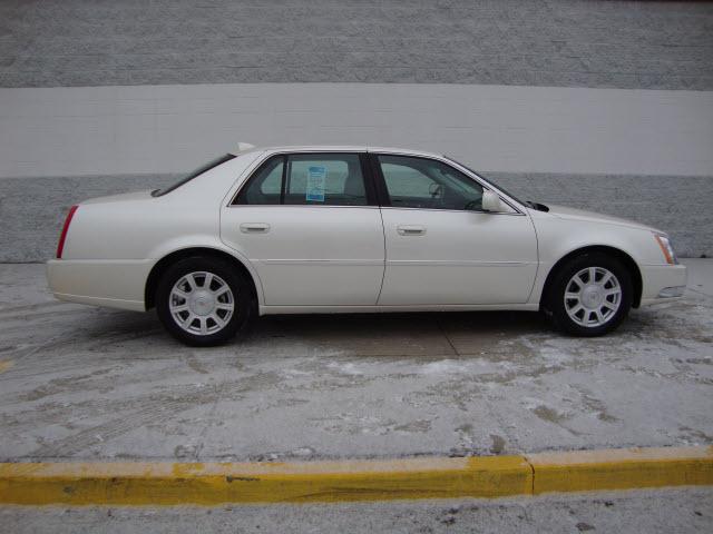 Cadillac DTS 2010 photo 1