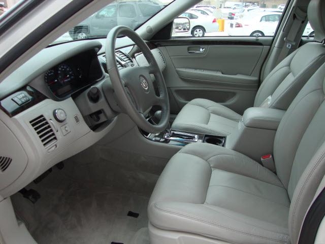 Cadillac DTS 2010 photo 2