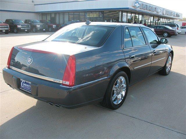 Cadillac DTS 2010 photo 1