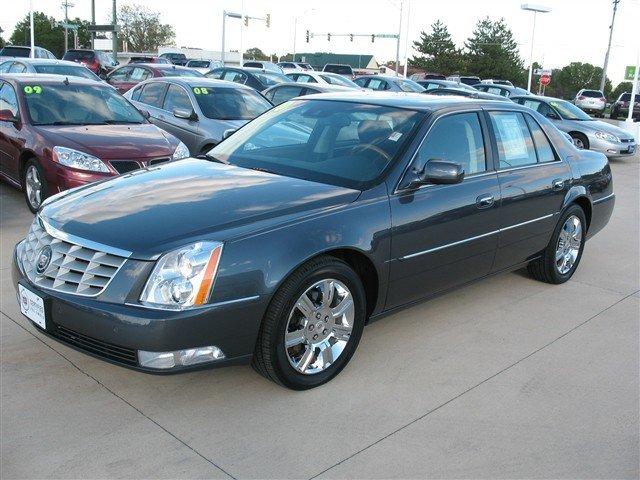 Cadillac DTS 2010 photo 2