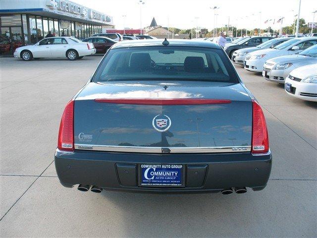 Cadillac DTS 2010 photo 4