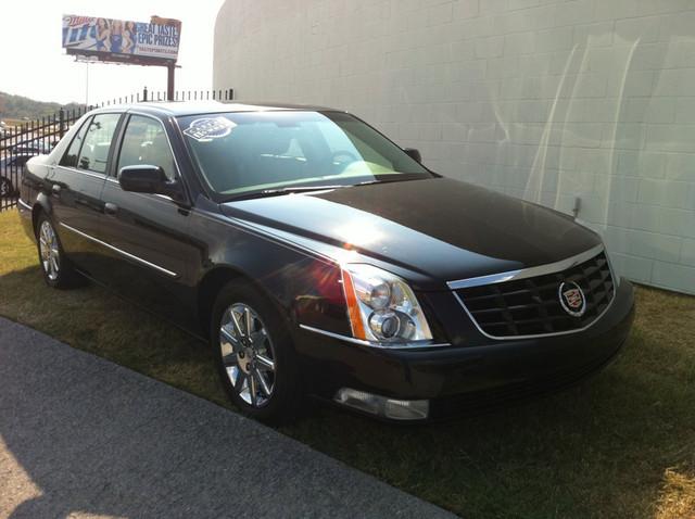 Cadillac DTS 2010 photo 1